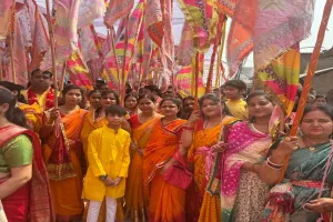 बहराइच: खाटू श्याम निशान यात्रा में हुई अबीर गुलाल और और फूलों की बारिश, रूपईडीहा और नानपारा में निकली यात्रा