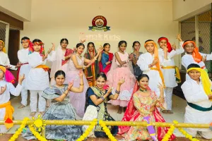 अयोध्या: कनक और सरयू इंटरनेशनल के बच्चों ने खेली फूलों की होली