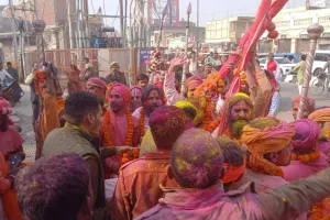 रंगभरी एकादशी: अयोध्या में होली का उत्सव शुरू, साधु-संतों ने जमकर उड़ाया अबीर-गुलाल, निकाली धर्म ध्वजा यात्रा