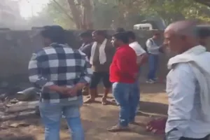 Delhi News: आनंद विहार में अस्थायी तंबू में आग लगने से तीन लोगों की जलकर मौत 