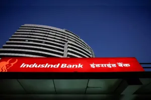 Indusind Bank का शेयर 23 फीसदी टूटा, 52 सप्ताह के निचले स्तर पर 