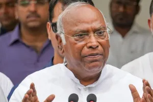 खरगे का नड्डा पर पलटवार, कहा- आपको प्रशिक्षण की जरूरत, समय पर मंत्री सदन में नहीं आते 