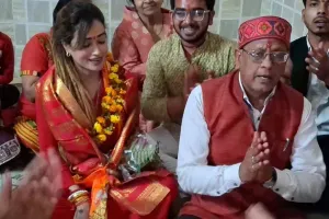 संभल पहुंचीं हर्षा रिछारिया, VHP कार्यालय में लोगों को तिलक लगाया, कहा- भगवान कल्कि यहीं अवतार लेंगे