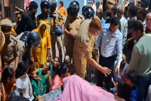 अयोध्या: KGMU में इलाज के दौरान प्रदीप वर्मा की मौत, परिजनों ने शव रख किया प्रदर्शन, शिवम ने साथियों संग किया था हमला