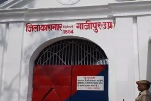 Ghazipur: गाजीपुर जेल के जेलर और डिप्टी जेलर पर गिरी गाज, डीजी जेल ने किया सस्पेंड, जानें पूरा मामला