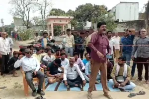 बहराइच: जलभराव की समस्या से परेशान लोगों ने सड़क जाम कर किया प्रदर्शन, धरने पर बैठे