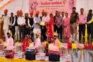 गरीबी अब शादी में बाधा नहीं: वैदिक मंत्रोच्चार के बीच एक-दूसरे के हुए 76 जोड़े, विधायक ने नवविवाहितों को दिया आशीर्वाद