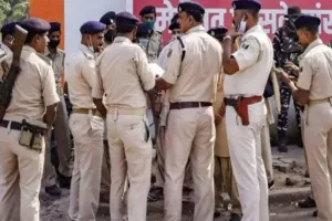 बिहार: अब मुंगेर में पुलिस टीम पर ग्रामीणों ने किया पथराव, तीन पुलिसकर्मी घायल, 24 आरोपी गिरफ्तार, जानें पूरा मामला