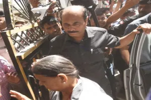 बिहार: लैंड फॉर जॉब घोटाला मामले में पूछताछ के लिए मीसा भारती के साथ ED दफ्तर पहुंचीं राबड़ी देवी