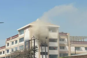 अयोध्या: त्रिवेणी सदन में लगी भीषण आग, आग बुझाने में जुटे दमकलकर्मी