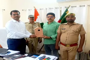 बहराइच: गौरैया बचाओ अभियान की हुई शुरूआत, डीएफओ को सौंपा बॉक्स 