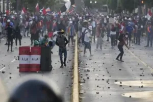 पेरू में हिंसा ने लिया भयानक रूप, राष्ट्रपति ने लगाया आपातकाल, सेना ने संभाला मोर्चा