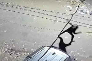 प्रयागराज: दहशत फैलाने के इरादे से बाइक सवार बदमाशों ने की बमबाजी, सीसीटीवी कैमरे में कैद हुई वारदात