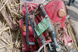 सीतापुर में दर्दनाक हादसा: गन्ना लदा ट्रक पलटा, ई-रिक्शा चालक समेत बुजुर्ग की मौत, एक घायल