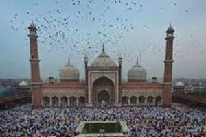 दिल्ली जामा मस्जिद पर रमजान की रौनक: इफ़्तार के लिए दूर-दराज के इलाकों से पहुंच रहे रोजेदार 