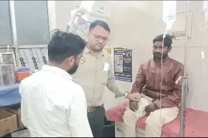 बहराइच: इलाज के लिए सांप को लेकर मेडिकल कॉलेज पहुंचा युवक, जानें फिर क्या हुआ