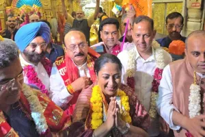 दिल्ली: CM रेखा गुप्ता आज पेश करेंगी बजट, कनॉट प्लेस स्थित हनुमान मंदिर में की पूजा-अर्चना 