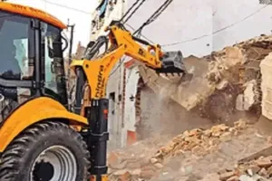 नोएडा एयरपोर्ट के पास अवैध निर्माण पर गरजा बुलडोजर, 32 मकान किए गए जमींदोज