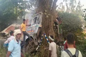 सुलतानपुर में भीषण हादसा: अनियंत्रित होकर पेड़ से टकराई ट्रक, चालक समेत दो की मौत 