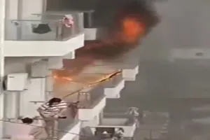 नोएडा: गर्ल्स हॉस्टल में AC फटने से लगी आग, छात्रों में मची अफरातफरी