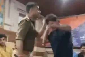 वाराणसी: पुलिस चौकी में युवक की पिटाई, वीडियो वायरल होने पर चौकी इंचार्ज निलंबित
