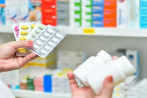 Medicines: 1 अप्रैल से मरीजों की जेब पर बढ़ेगा बोझ, डायबिटीज, बुखार और एलर्जी समेत 800 दवाएं होंगी महंगी, सरकार ने दी मंजूरी 