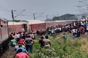 ओडिशा में बड़ा रेल हादसा: कटक में पटरी से उतरी कामाख्या एक्सप्रेस, यात्रियों में हाहाकार