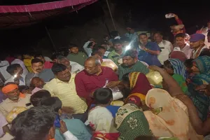  अयोध्या: रामपुर पुवारी माझा के अग्नि पीड़ितों से मिले मंत्री डॉ. संजय निषाद, बांटी राहत सामग्री, अधिकारियों को दिए निर्देश 