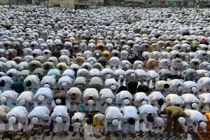 Eid: लखनऊ समेत पूरे UP में ईद की नमाज में उमड़ा नमाजियों का सैलाब, गले लगकर एक-दूसरे को दी मुबारकबाद