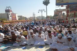 अयोध्या: अकीदत के साथ अदा हुई ईद-उल-फितर की नमाज, गले मिल कर एक दूसरे को दी मुबारकबाद