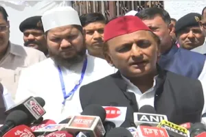 इसे इमरजेंसी समझूं? अखिलेश यादव का दावा- बैरिकेडिंग लगाकर मुझे ईदगाह जाने से रोका गया