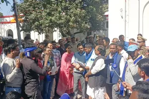 बहराइच: सांसद चंद्रशेखर के काफिले पर हमला, विरोध में सड़क पर उतरे समर्थक, प्रदर्शन कर सौंपा ज्ञापन 