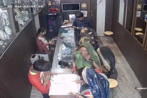 बहराइच: ज्वेलर्स की दुकान से महिलाओं ने पार किया सोने की कील का डिब्बा, CCTV में कैद हुई चोरी की घटना