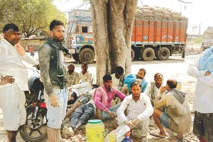 लेबर रूम में ताला, पल्लेदारों का पेड़ रखवाला; कानपुर के कोपरगंज का CPC रेलवे गोदाम दुर्दशा का शिकार...