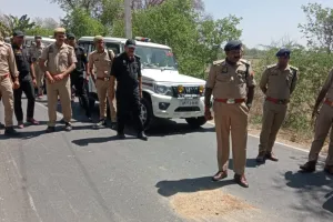 कानपुर देहात में डंपर की टक्कर से बाइक सवार मां-बेटी व भतीजे की मौत...चौथे युवक की हालत गंभीर, पुलिस ने चालक की तलाश शुरू की...