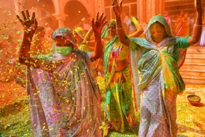 Holi 2025: UP सरकार के प्रयास से 2000 से अधिक विधवाएं होली खेलकर 'गिनीज वर्ल्ड रिकॉर्ड' में दर्ज कराएंगी नाम 
