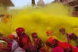 मथुरा: बरसाने की गोपियों ने नन्दगांव के हुरियारों पर खूब बरसाए लट्ठ, लाखों श्रद्धालु बने साक्षी 