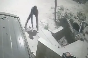 कानपुर: तलाक देने पर पत्नी के घर पथराव, हत्या की दी धमकी...CCTV में कैद हुई घटना  