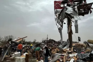 अमेरिका में बवंडर, धूल भरी आंधी और जंगल में आग से 32 लोगों की मौत 