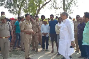 गोंडा: भूमि विवाद में बमबारी, कुर्सी पर बैठे सख्श के उड़े चीथड़े...गांव में फोर्स तैनात  