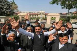 प्रयागराज: इलाहाबाद हाईकोर्ट में अधिवक्ताओं की हड़ताल दूसरे दिन भी जारी, न्यायिक कार्य ठप