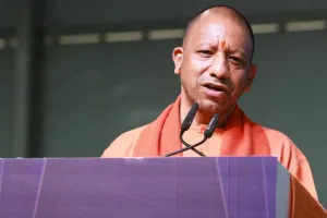 CM Yogi: आगरा में सीएम योगी के विमान की इमरजेंसी लैंडिंग, जानें वजह
