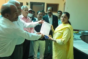 बाराबंकी: अधिवक्ताओं ने SDM कार्यालय पर किया विरोध प्रदर्शन, नायब तहसीलदार को ज्ञापन देकर की कार्रवाई की मांग   