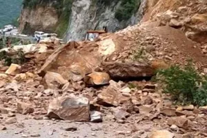 हिमाचल के मणिकर्ण में भूस्खलन से बड़ा हादसा, 6 की मौत...कई लोग घायल