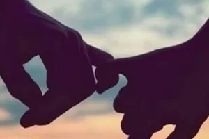 Sambhal : दो बच्चों की मां से मिलने पहुंचा प्रेमी, परिजनों ने पकड़कर बनाया बंधक...फिर जूतों की माला पहना गांव में घुमाय