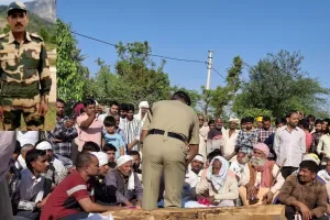 इटावा में ड्यूटी पर तैनात BSF जवान का हार्ट अटैक से मौत; बेटे ने दी मुखाग्नि