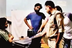 Moradabad : फर्जी आधार केंद्र में बिना लाइसेंस के अपडेट हो रहे थे आधार, संचालक गिरफ्तार