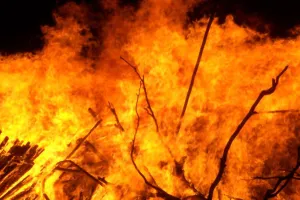 इटावा में शार्ट सर्किट से मकान की तीसरी मंजिल में लगी आग; दमकल ने डेढ़ घंटे की मशक्कत कर पाया काबू, आठ लाख का नुकसान