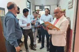 कानपुर में DM ने DIOS कार्यालय का किया निरीक्षण: 14 कर्मचारी मिले अनुपस्थित, वेतन रोका, हाथीपुर PHC में सिर्फ कर्मचारी मिला...