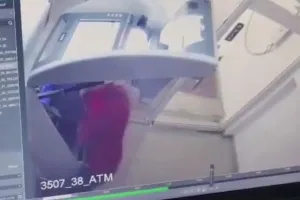 हमीरपुर में चोरों के हौसले बुलंद; नकाबपोश चोर ने एटीएम से छेड़छाड़ कर चोरी का किया प्रयास, Video वायरल 